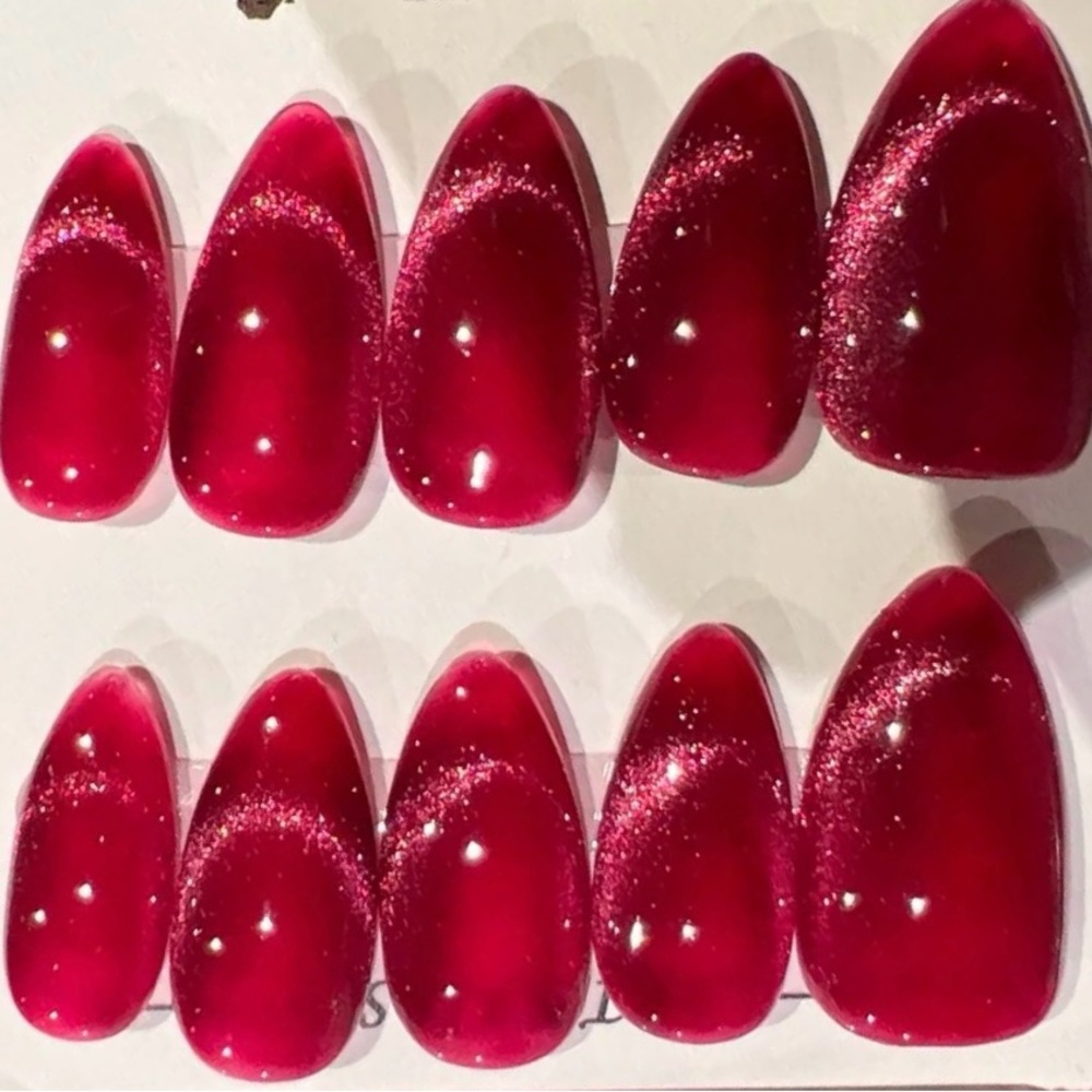 Gorgeous customized press-on nails